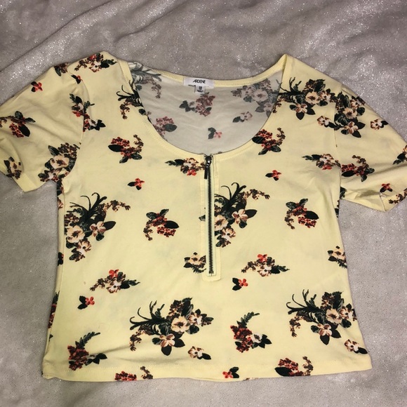 Cute half sleeve pastel yellow crop top - Picture 1 of 3